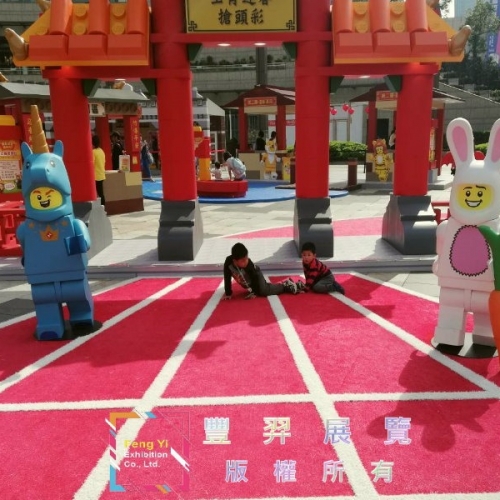 2020.01.01統一阪急2樓-紅色人造草及白色滾邊造型...