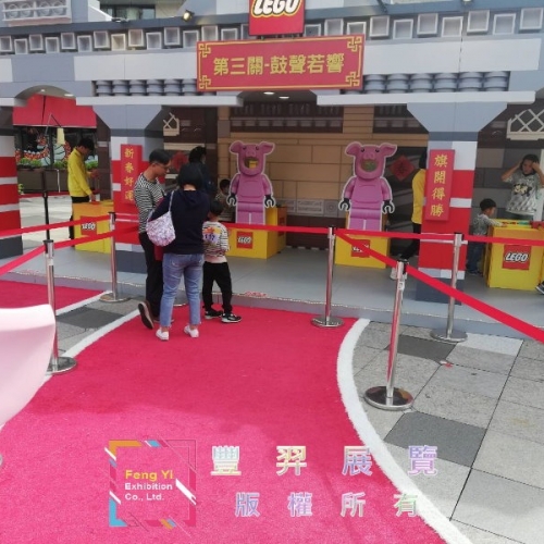 2020.01.01統一阪急2樓-紅色人造草及白色滾邊造型...
