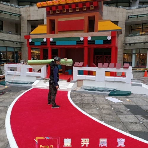 2020.01.01統一阪急2樓-紅色人造草及白色滾邊造型...