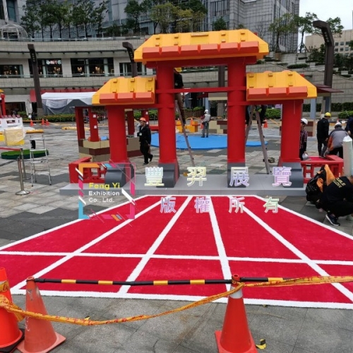 2020.01.01統一阪急2樓-紅色人造草及白色滾邊造型...