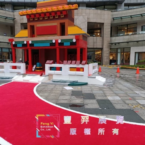 2020.01.01統一阪急2樓-紅色人造草及白色滾邊造型...
