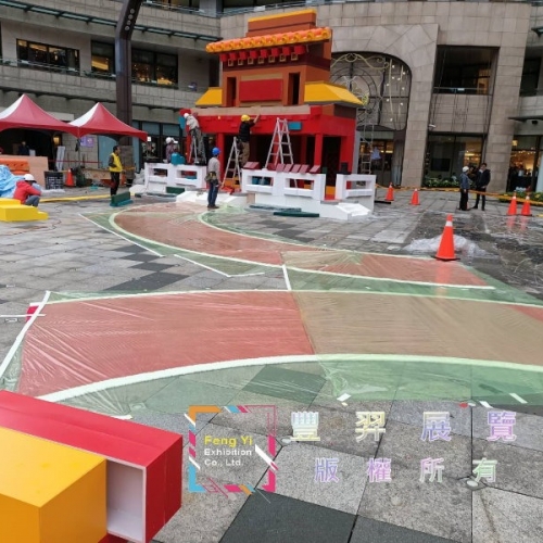 2020.01.01統一阪急2樓-紅色人造草及白色滾邊造型...