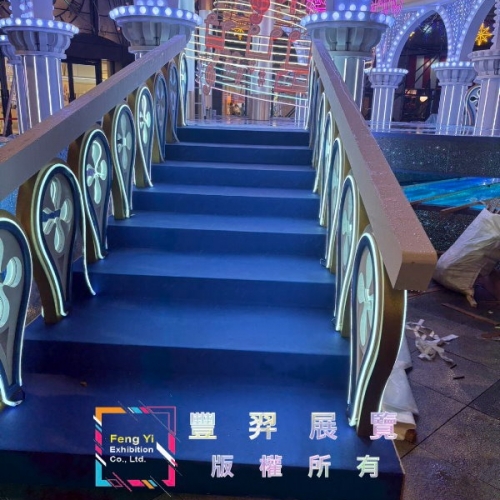 阪急2樓廣場深藍色樓梯